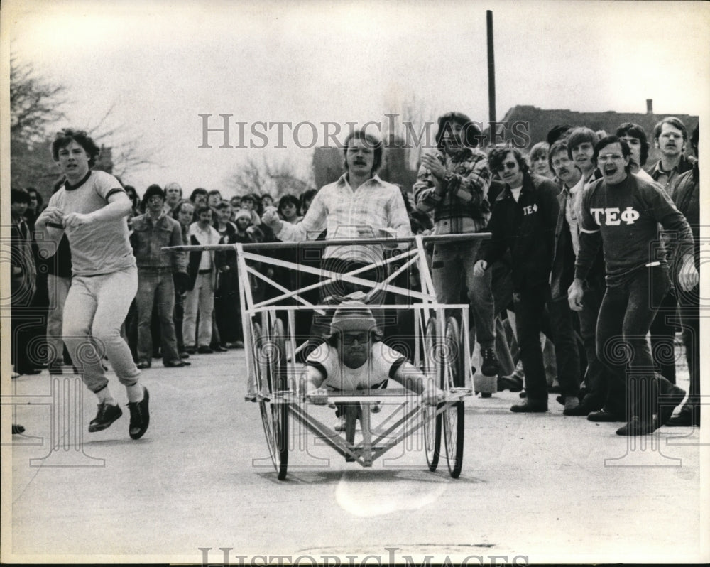 1975 Press Photo Ben Hur, big wheel on campus, at annual Greek Week Cart Race-Historic Images