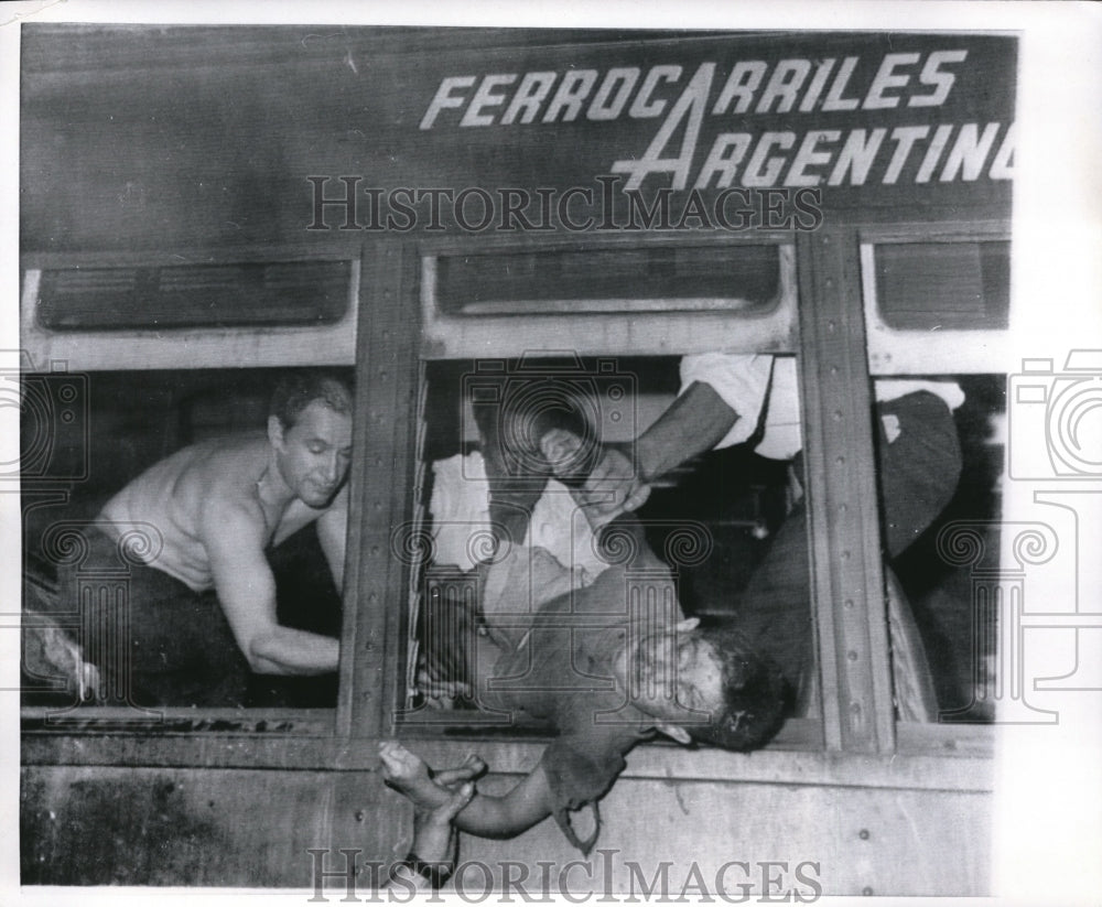 1970 Press Photo Rescuers hand body of wounded child in rear end rail crash - Historic Images