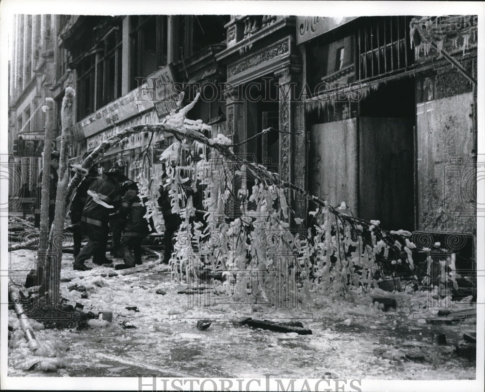 1970 Press Photo NYC Firemen in below-freezing Temperature makes frozen tableau - Historic Images