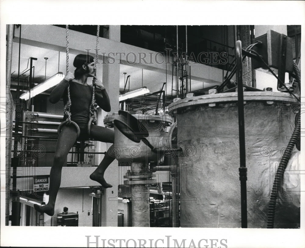 1971 Press Photo John Houchin, dances suspended in the air among the lab pipe- Historic Images