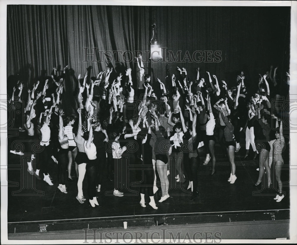 1960 Press Photo Dancers showing a routine for elimination tests - Historic Images