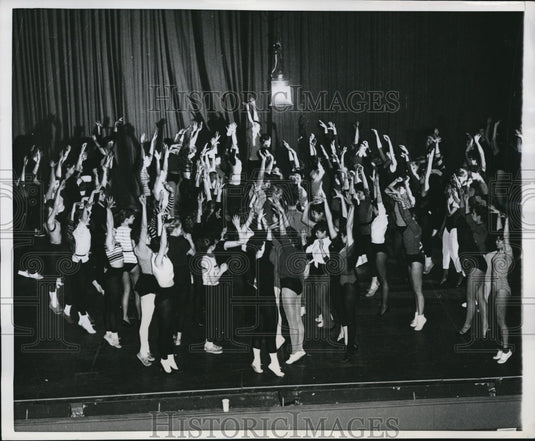 1960 Press Photo Dancers showing a routine for elimination tests - Historic Images