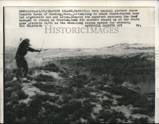 1958 Press Photo Kenneth Downs of Mass. shooting fleet footed deer with bow - Historic Images