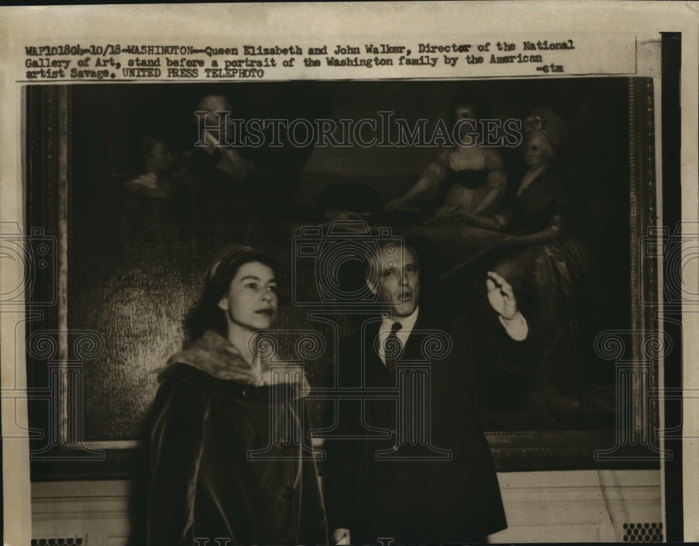 1957 Press Photo Queen Elizabeth & John Walker at art museum in Washington - Historic Images
