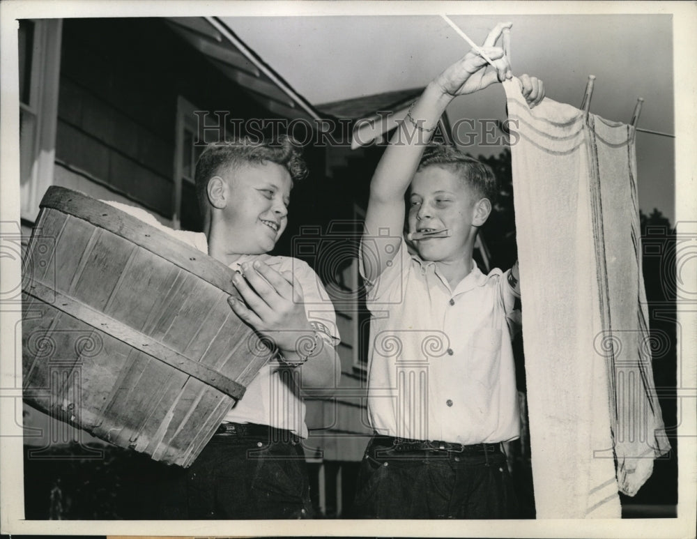 1943 Press Photo 12-year old twins Jim (L) &amp; Tom Dailey - Historic Images