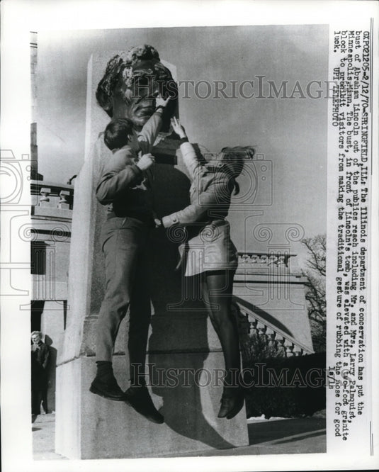 1970 Press Photo Bust of President Lincoln Elevated to Stop Visitors Touching - Historic Images