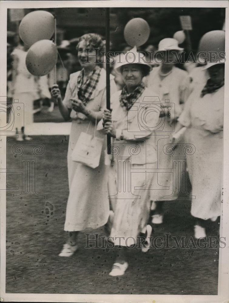 1935 Press Photo Smith College, Mrs Dwight Morro, carrying a class banner - Historic Images