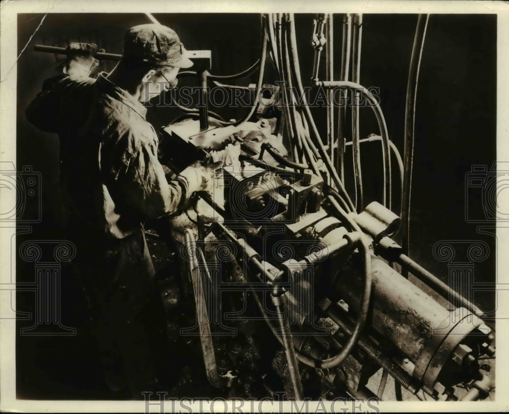 1938 Press Photo Making an aluminum ally die casting  by Aluminum Company of - Historic Images