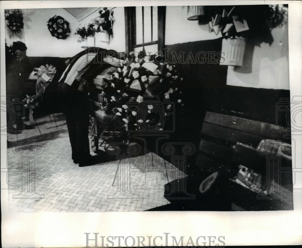 1971 Press Photo A miner&#39;s widow weeps over his coffin - Historic Images