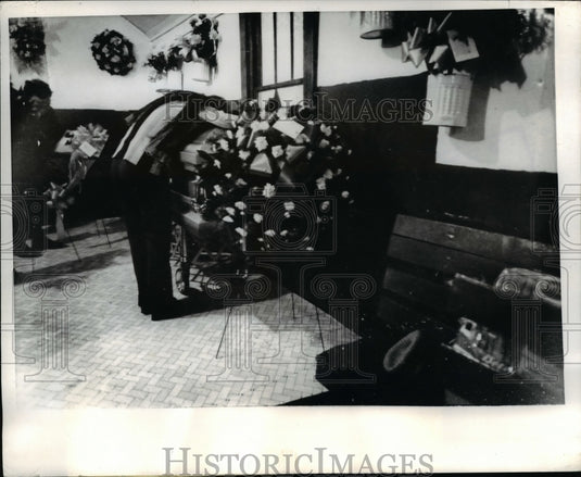 1971 Press Photo A miner's widow weeps over his coffin - Historic Images
