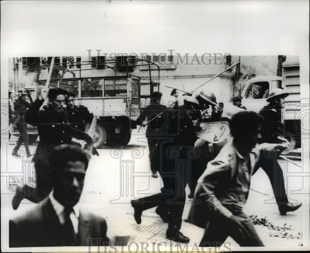 1965 Press Photo The anti Tunisian students demonstrate in front the embassy - Historic Images