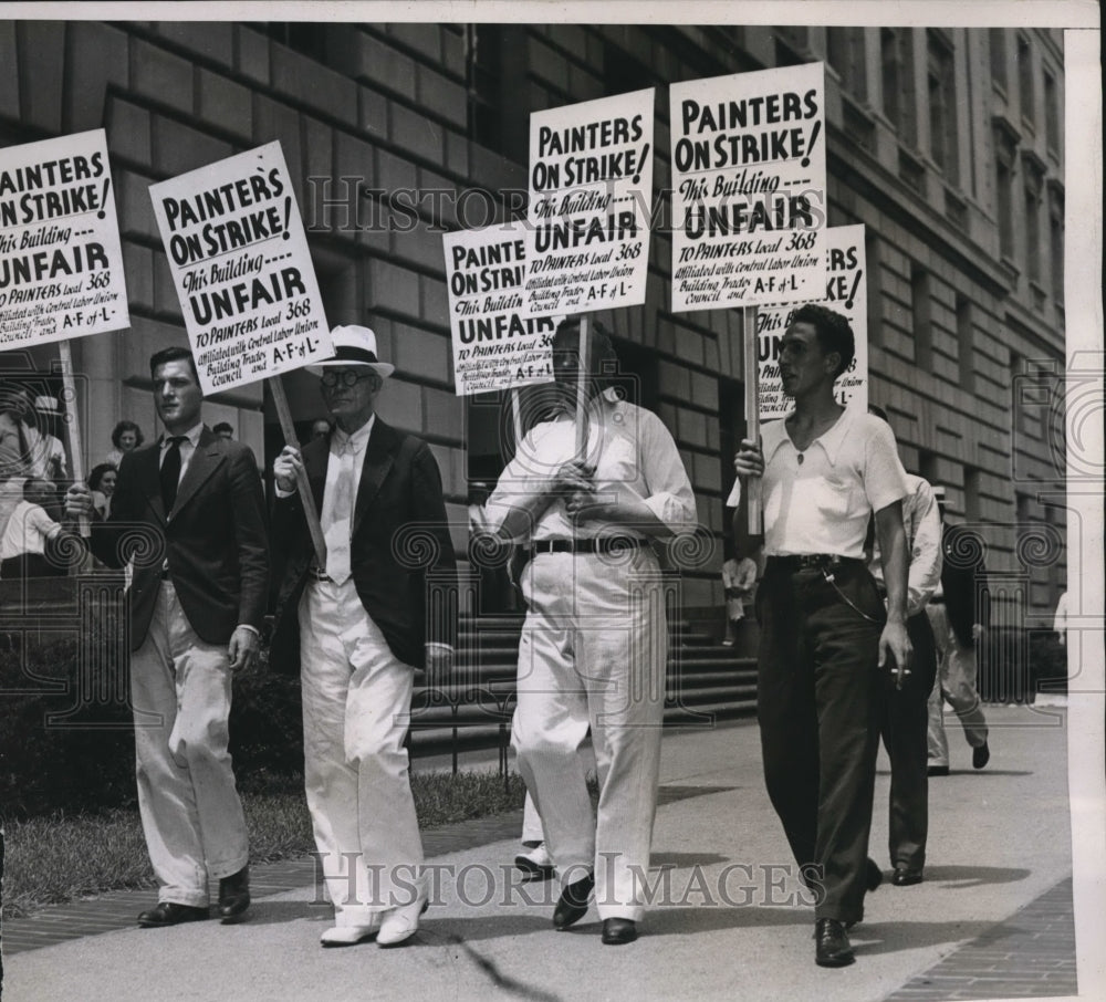 1937 Press Photo Demonstrators in front of the Bureau of Internal Revenue - Historic Images