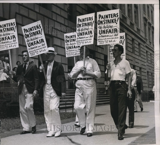 1937 Press Photo Demonstrators in front of the Bureau of Internal Revenue - Historic Images
