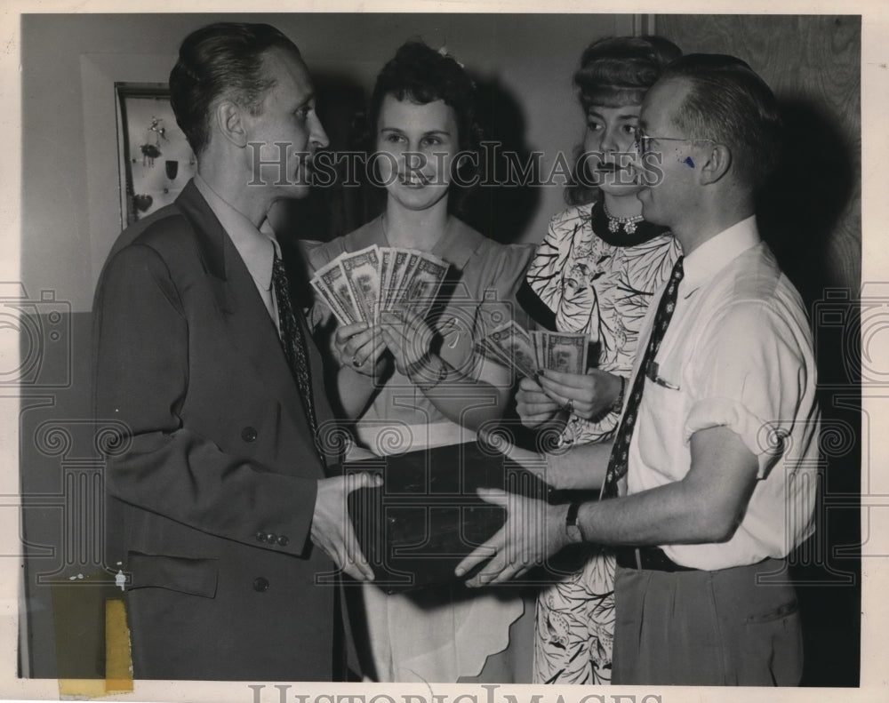 1947 Press Photo Bonnie Borrowman, Betty Baker receive reward money - Historic Images