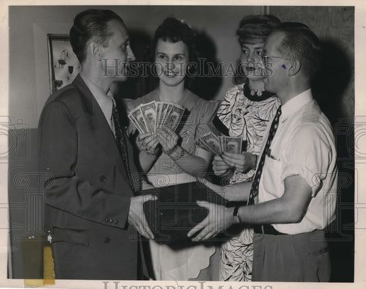1947 Press Photo Bonnie Borrowman, Betty Baker receive reward money - Historic Images