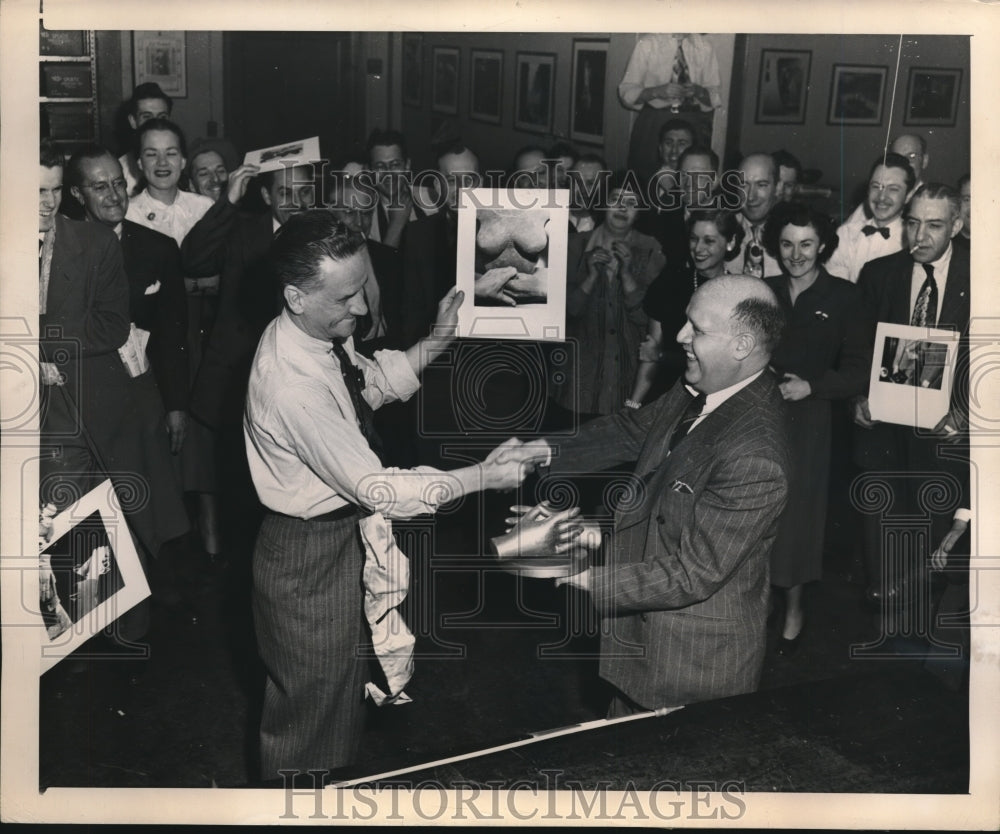1949 Press Photo Editor Harold Blumenfield present Charles Langers grand Award. - Historic Images
