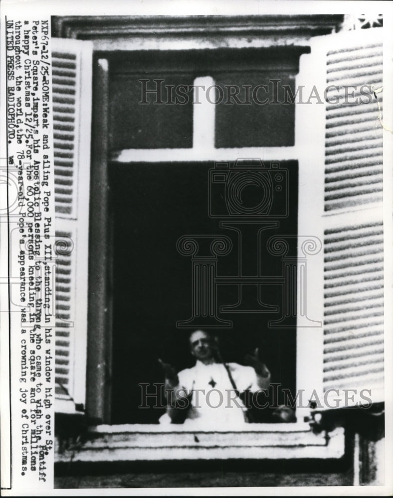 1954 Press Photo Weak and ailing Pope Pius XII standing in his window- Historic Images