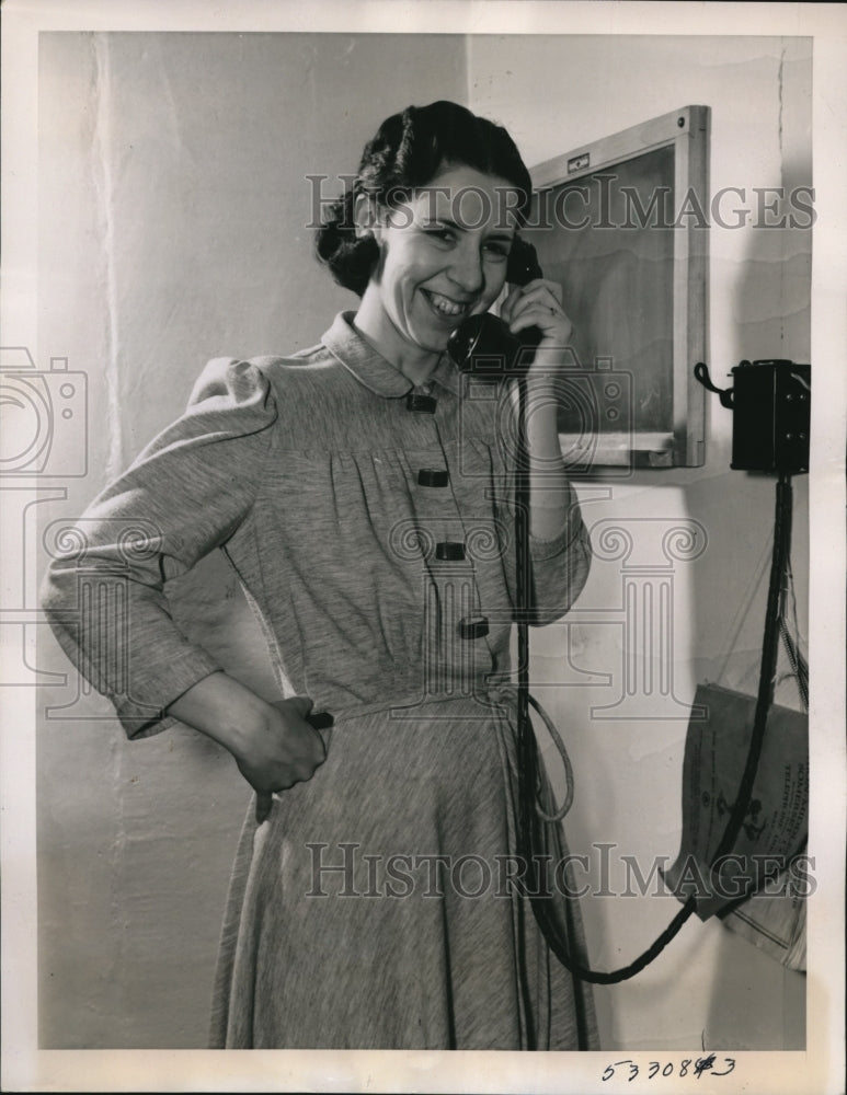 1939 Press Photo Stanhope NJ Mrs Helen K Shaw on phone as friends call to - Historic Images