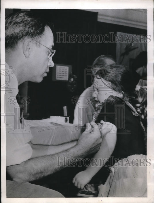 1956 Press Photo Detroit Mich Diptheria vaccine to Pat McKenzie by Dr Anderson - Historic Images