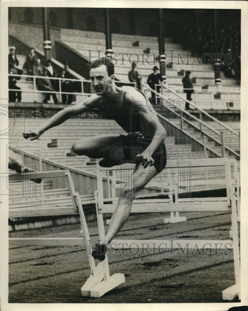 1934 Press Photo Starr Peterson showing quick thrust downward of hurdle opposite - Historic Images