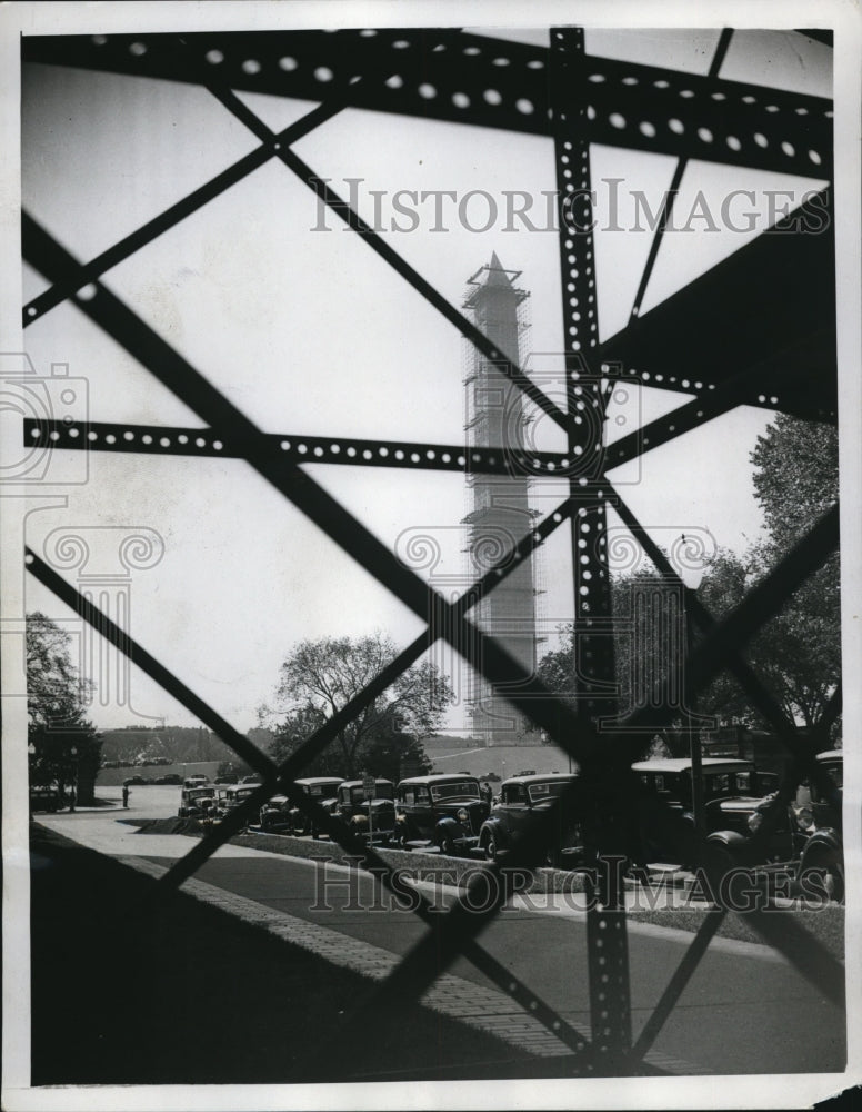 1934 Press Photo Background is the Washington Monument with its steel frame - Historic Images