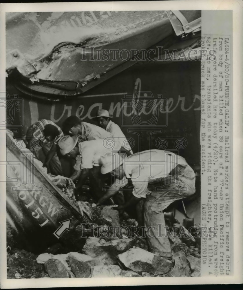 1950 Press Photo Railroad Workers Attempt To Remove Debris From A Mans Body - Historic Images