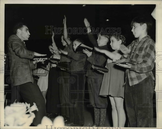 1943 Press Photo New Way of Teaching the Bible - Historic Images