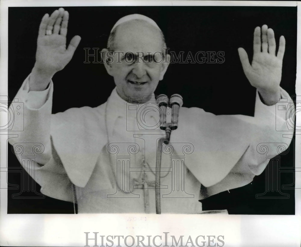 1968 Press Photo Pope Paul VI gives his blessing at Gastelgandolfo - Historic Images