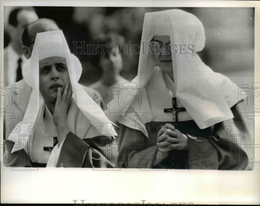 1963 Nouns in Vatican City mourn Pope John XXIII, age 81 near death - Historic Images