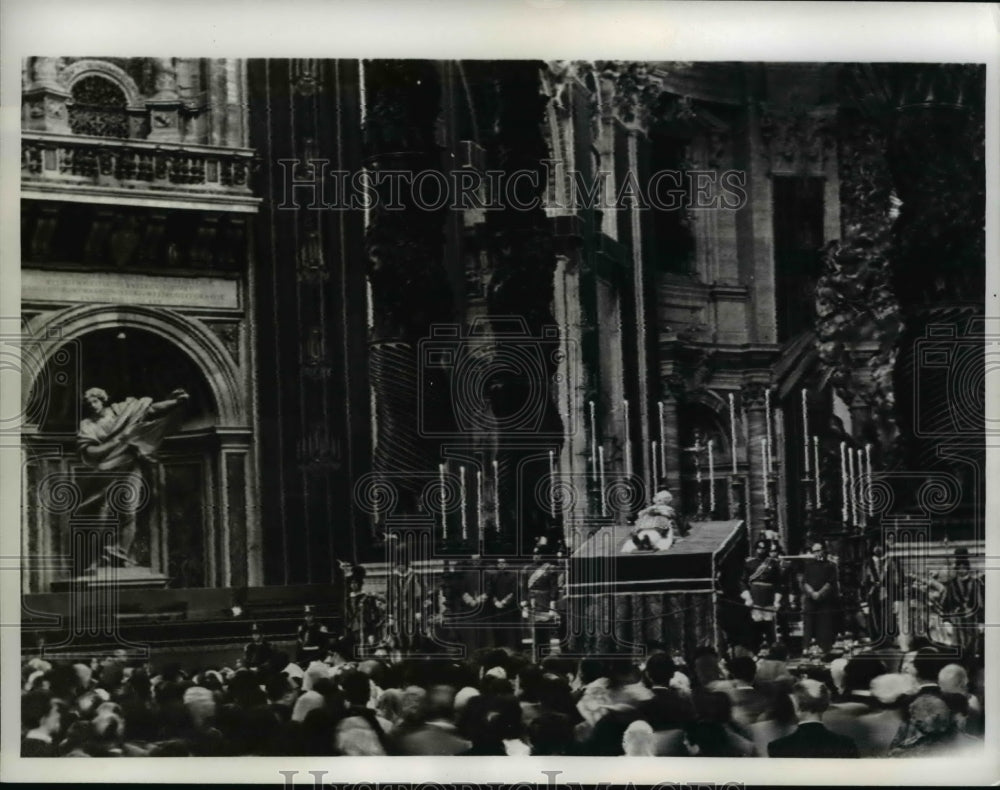 1963 last look Pope John XXIII in St Peter&#39;s Basilica, Vatican City - Historic Images