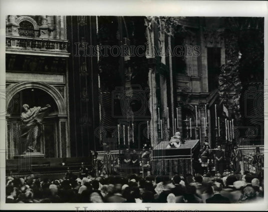 1963 last look Pope John XXIII in St Peter's Basilica, Vatican City - Historic Images