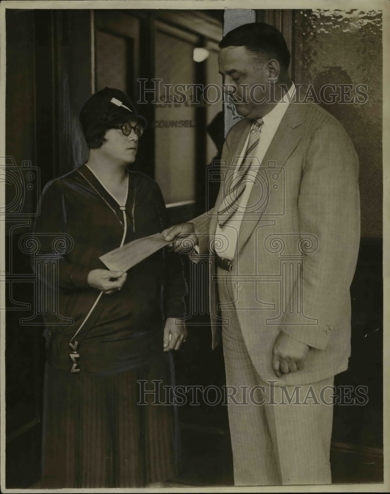 1928 Press Photo May Griffiths Receiving Insurance Check For Husbands Death-Historic Images