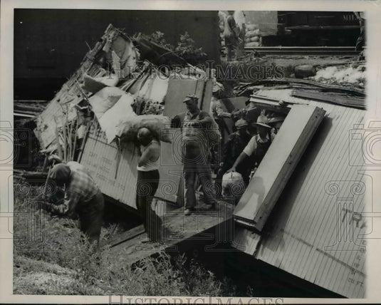 1950 Press Photo Salvage Workers Get Produce From Derailed Cars - Historic Images