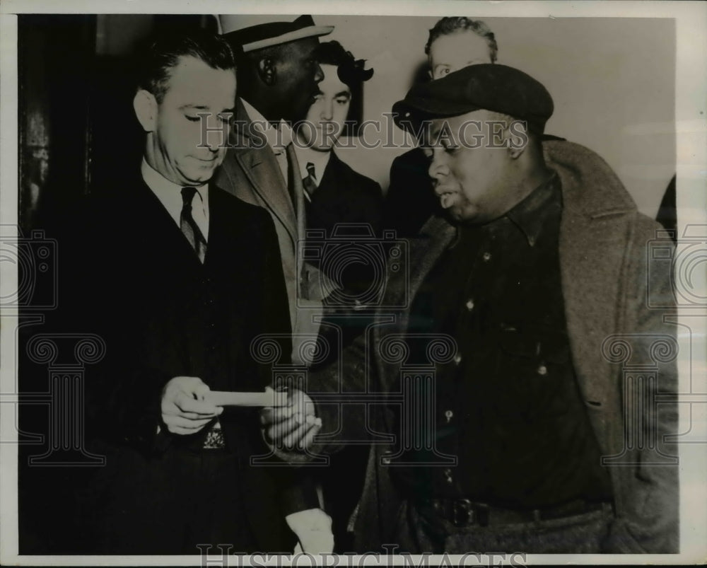 1937 Press Photo Railroad Ticket to Army Worker in Thanksgiving Day-Historic Images