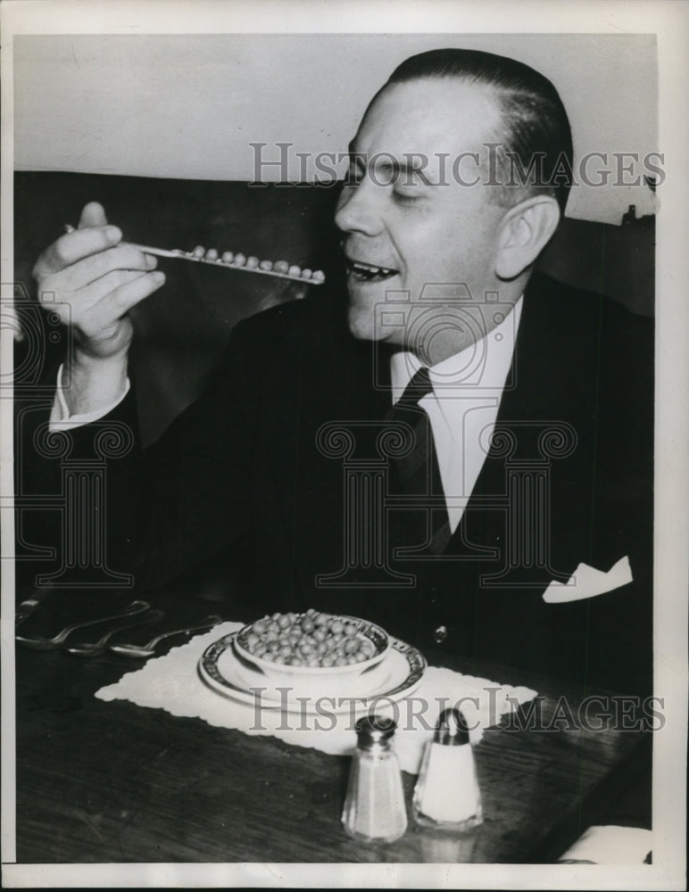 1946 Press Photo Douglas Lyons, Cleveland's Hotel Allerton Staff- Historic Images