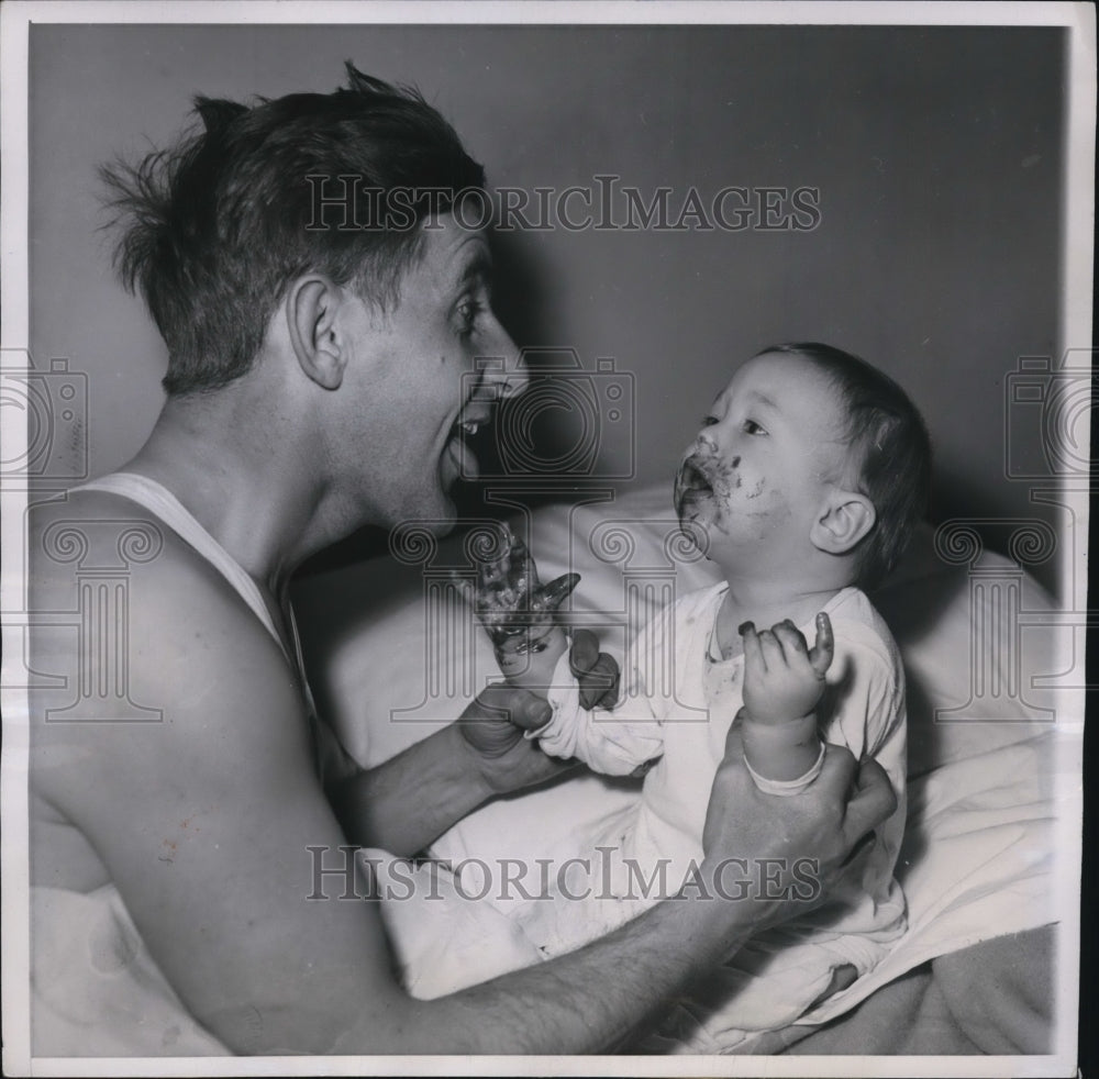 1951 Press Photo Leo Hussey with his 10-months-old boy, Randy - Historic Images