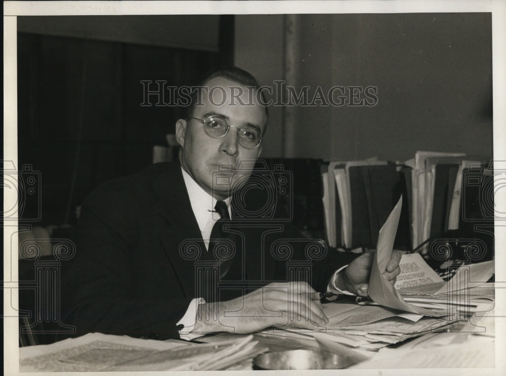 1937 Press Photo Allen Throop pictured in his office - Historic Images