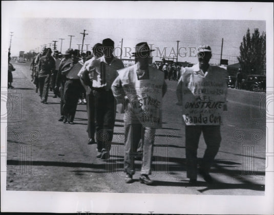 1951 Press Photo Sandia Corporation workers on strike at Sandia Secret Base - Historic Images