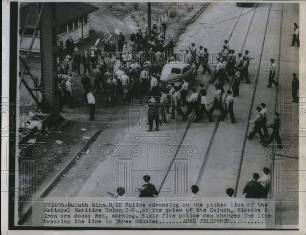 1946 Press Photo Police Advancing on Picket Line at National Maritime Union - Historic Images