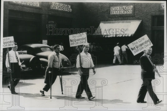 1946 Press Photo Restaurant Owners picketing while Royal 400 Cafe Remains Open - Historic Images