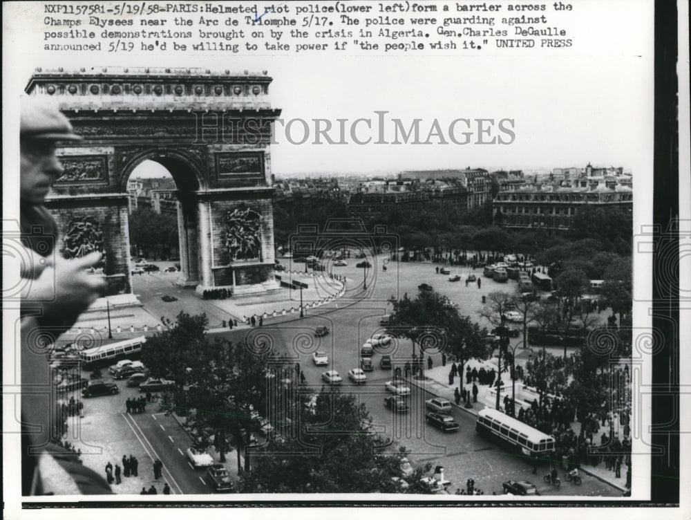 1958 Press Photo Police Guardian against Demonstrations near Arc de Triomphe - Historic Images