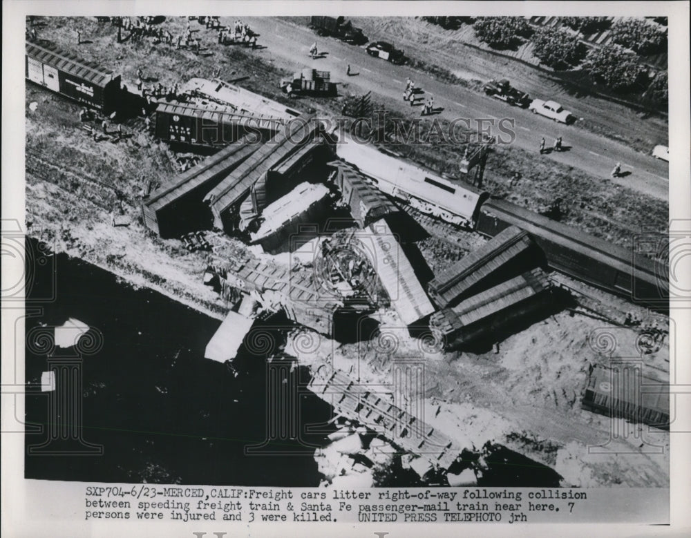 1953 Collision between Freight train &amp;Santa Fe passenger train-Historic Images