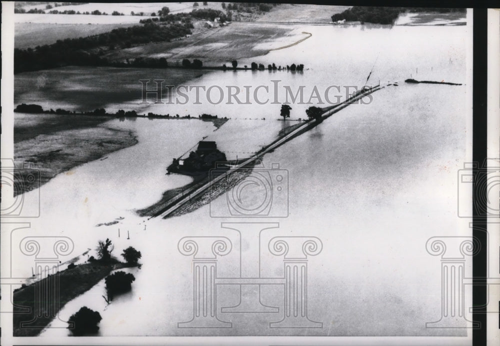 1958 Press Photo Overflowing Wabash River Causing Damage to Farmlands - Historic Images