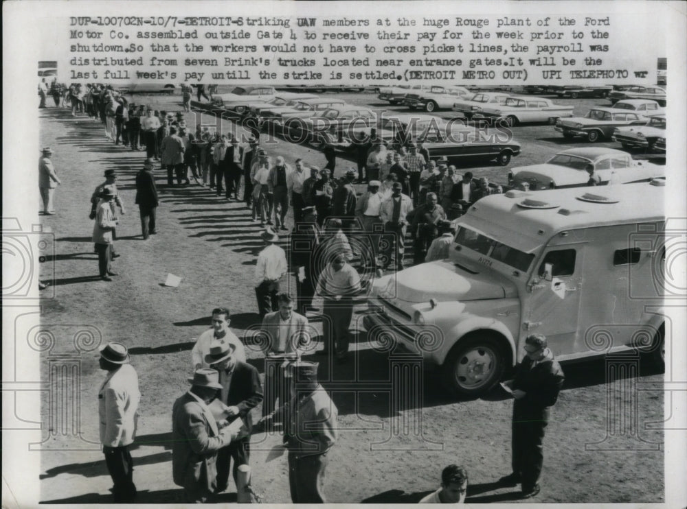 1961 Press Photo of United Auto Workers waiting to get their pay. - Historic Images