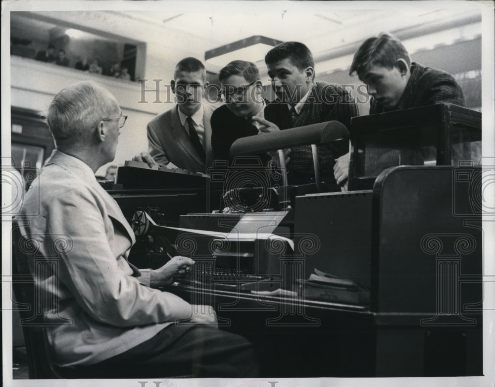 1960 Press Photo of Walter Johnson explains to Boy Scouts from L-R Peter Voysey, - Historic Images