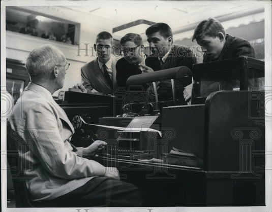 1960 Press Photo of Walter Johnson explains to Boy Scouts from L-R Peter Voysey, - Historic Images