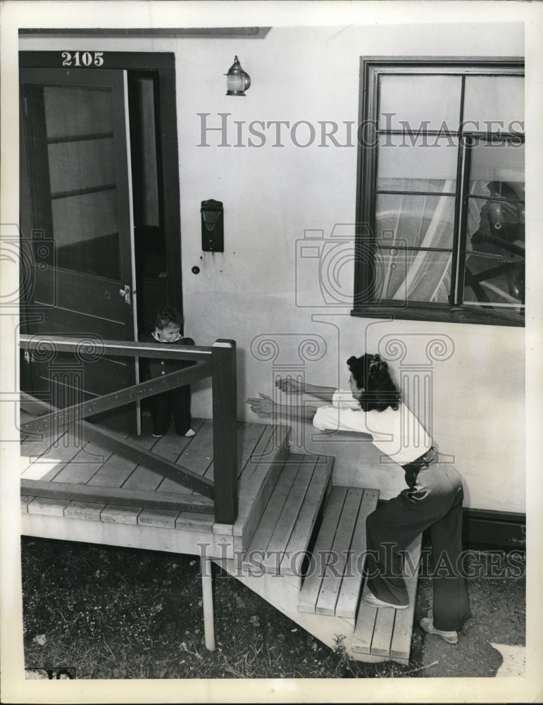 1942 Press Photo Little Nancy Jane &quot;Button&quot; Hood greets her mother from work- Historic Images