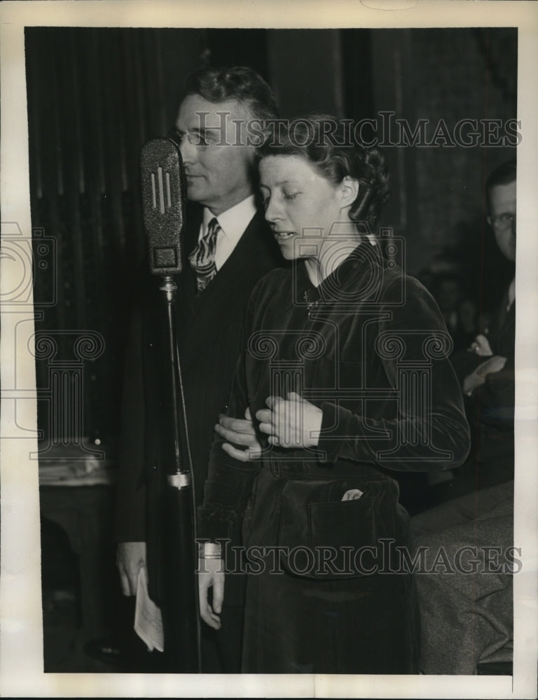 1937 Press Photo Teacher Miss Simpson assisted  by Mr. Carnegie on stage - Historic Images