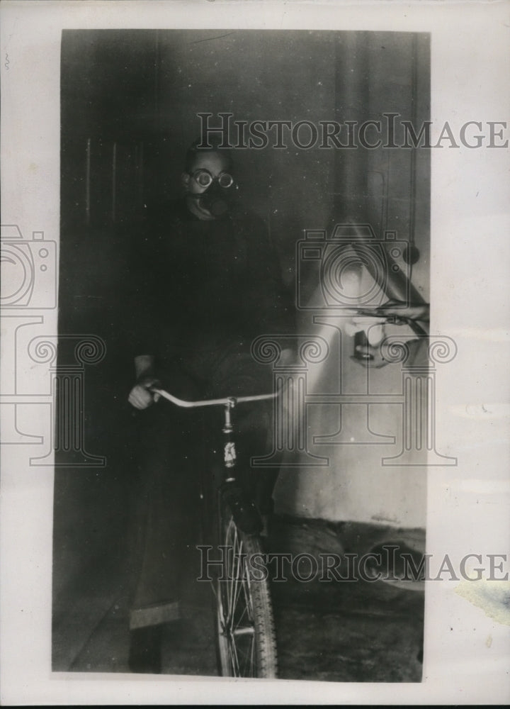 1938 Press Photo of man wearing a mask against occupational diseases. - Historic Images