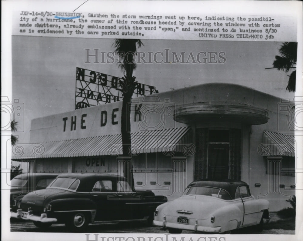 1952 Press Photo Business still continues even when there is a storm warning - Historic Images